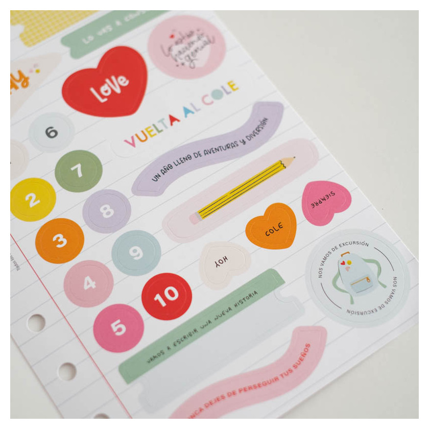 Folha com autocolantes coloridos e texto sobre regresso às aulas