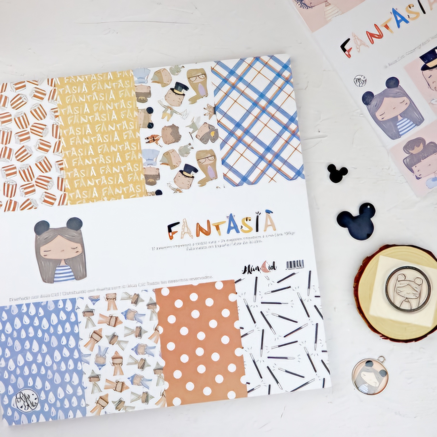 Folha de papel de scrapbook com vários padrões e texto 'FANTASÍA'