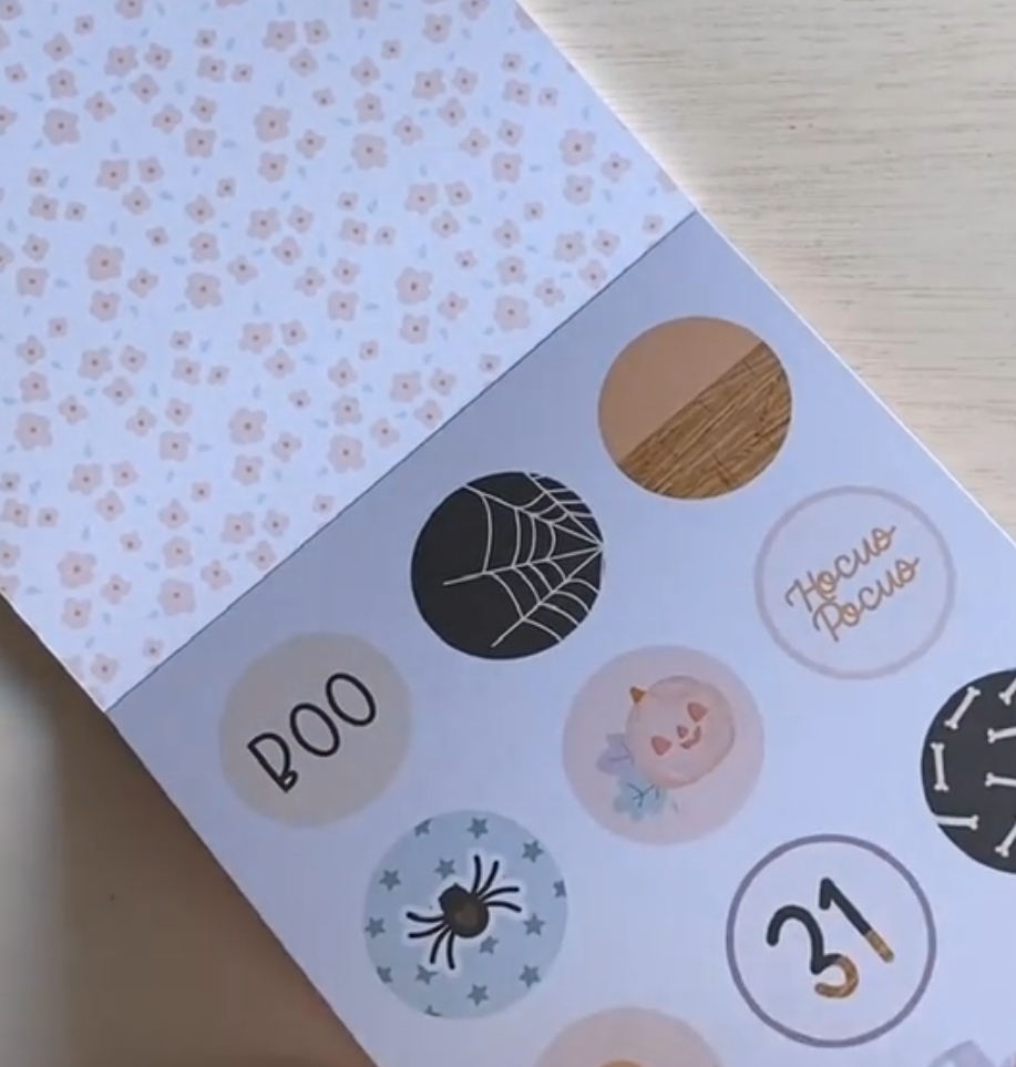 Folha de autocolantes Halloween com desenhos e textos variados.