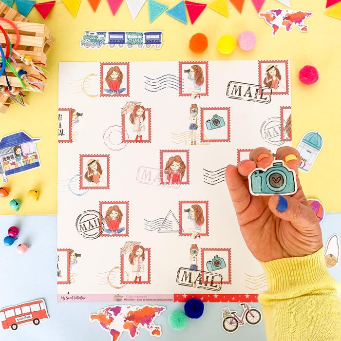 Papel decorativo com carimbos postais e mão a segurar carimbo de câmera azul