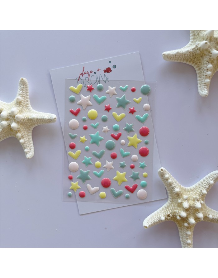 Autocolantes coloridos em forma de estrelas, corações e bolinhas com estrelas-do-mar ao redor