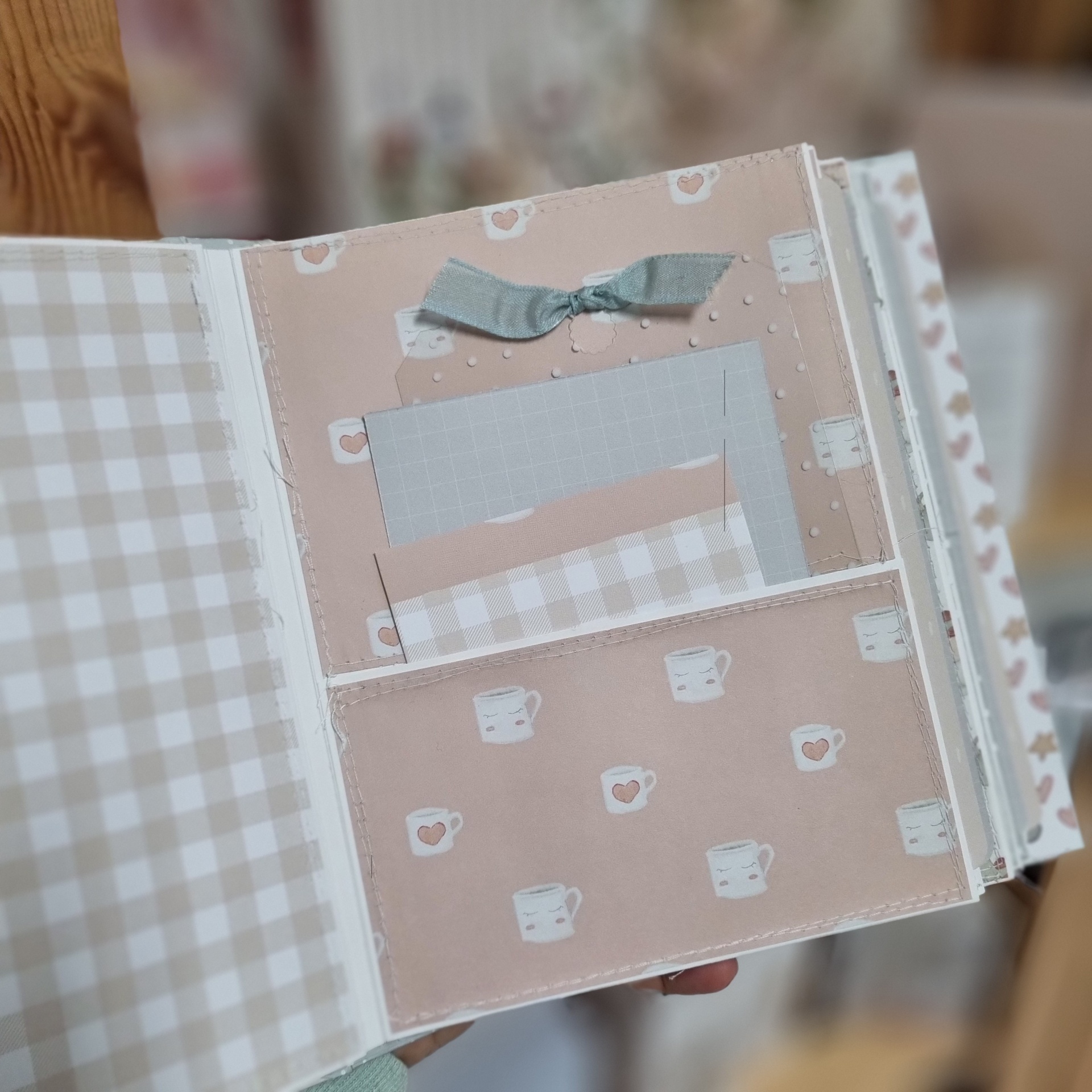 Livro de papelaria decorativa com padrões xadrez e canecas, fita azul e bolsos para papéis. Para Fot