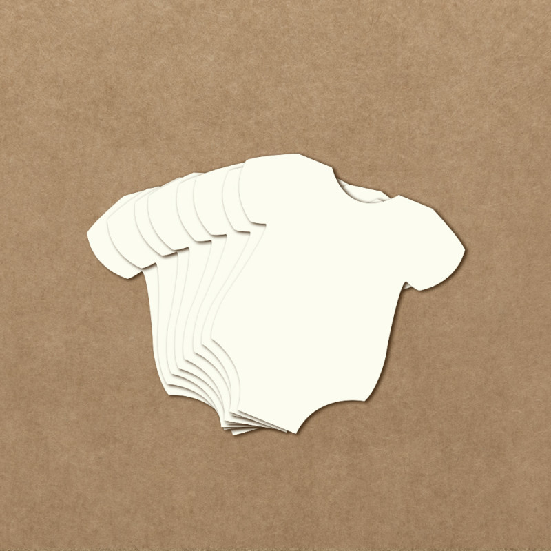 Seis bodies brancos para bebé sobre fundo castanho