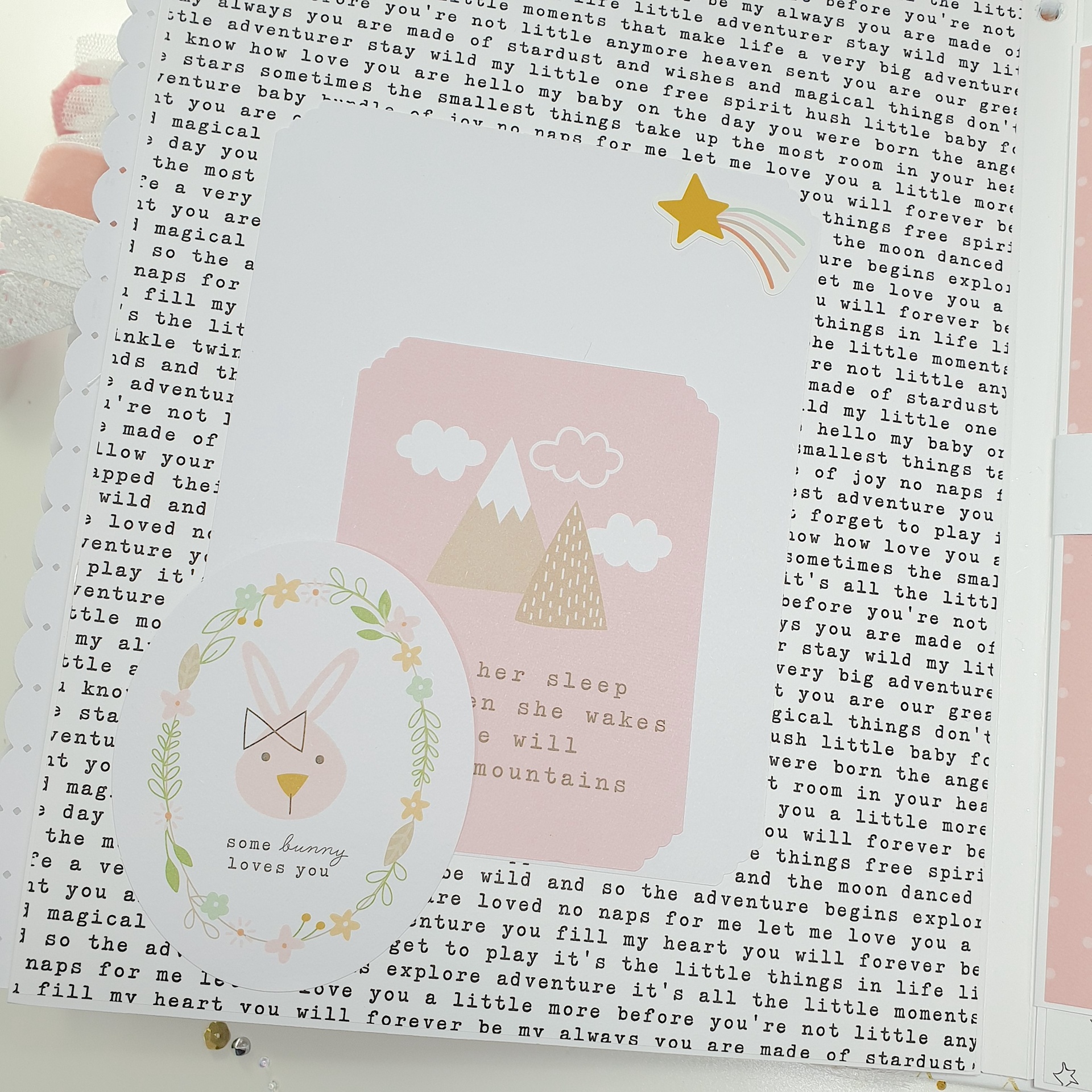 Cartão decorativo com ilustração de montanhas cor de rosa, nuvens brancas, sol amarelo e texto em inglês.