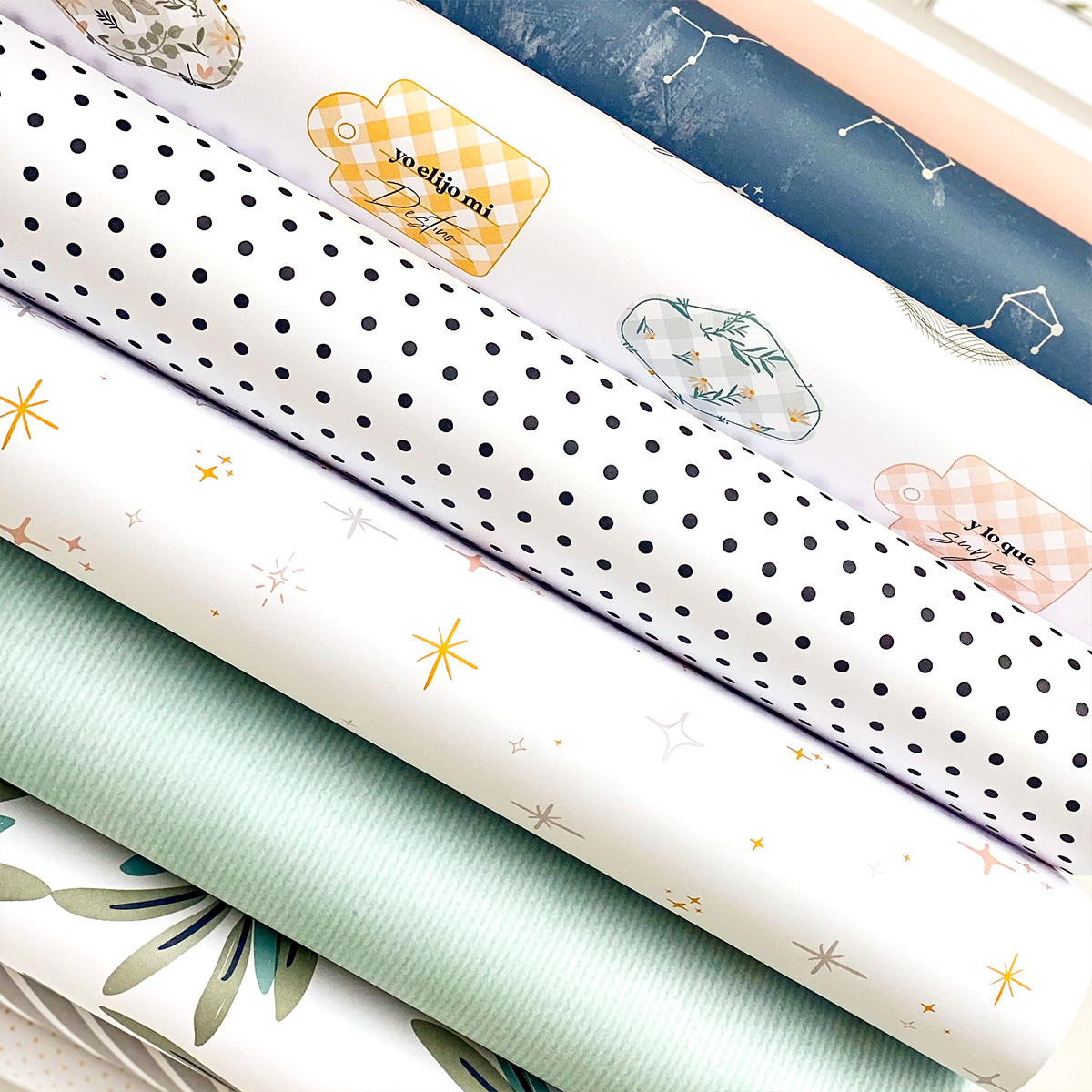 Rolos de papel decorativo com vários padrões e cores