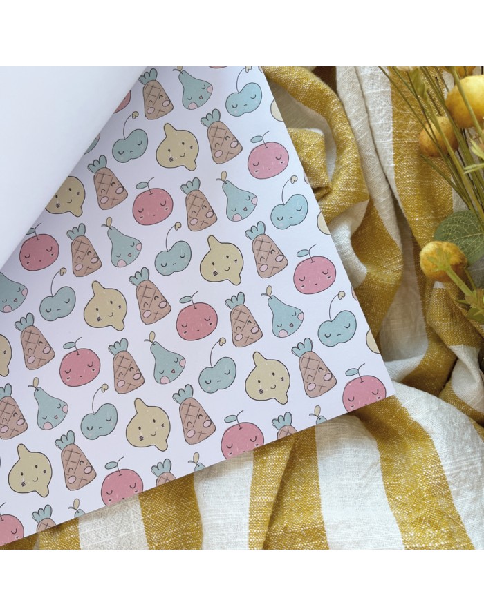 Papel decorativo com padrão de frutas coloridas sobre tecido riscado amarelo e branco.