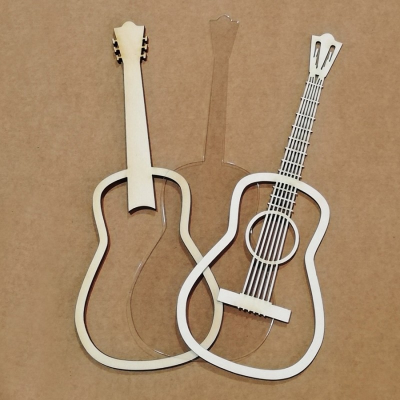 Três formas de guitarra de madeira clara, branca e transparente sobre fundo castanho.