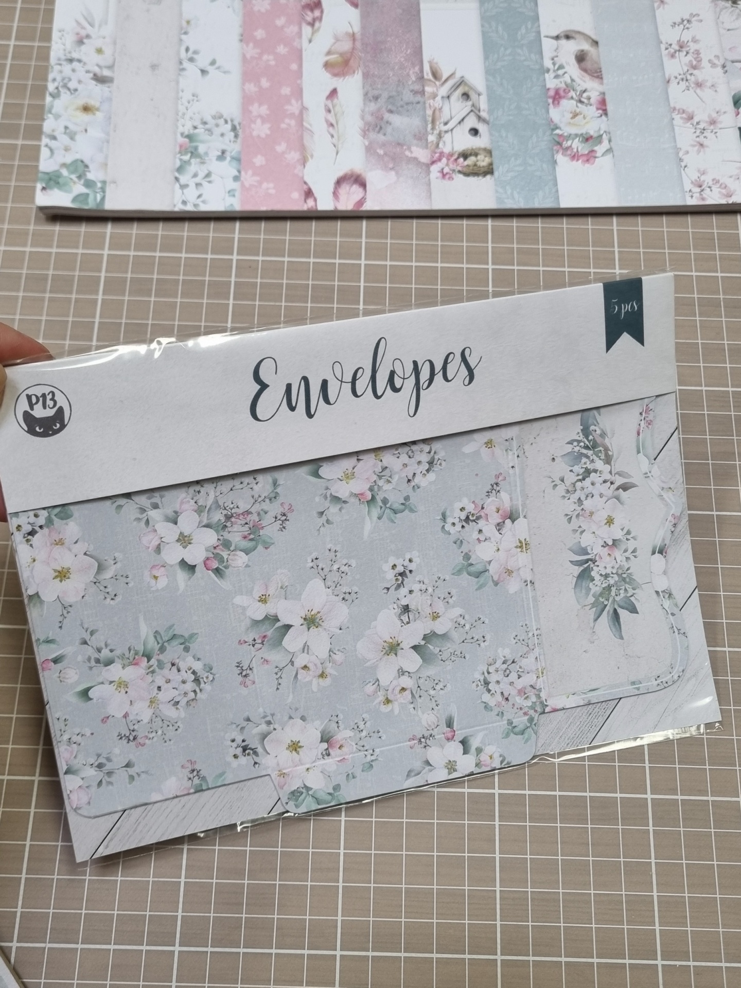 Conjunto de envelopes decorativos florais em embalagem plástica