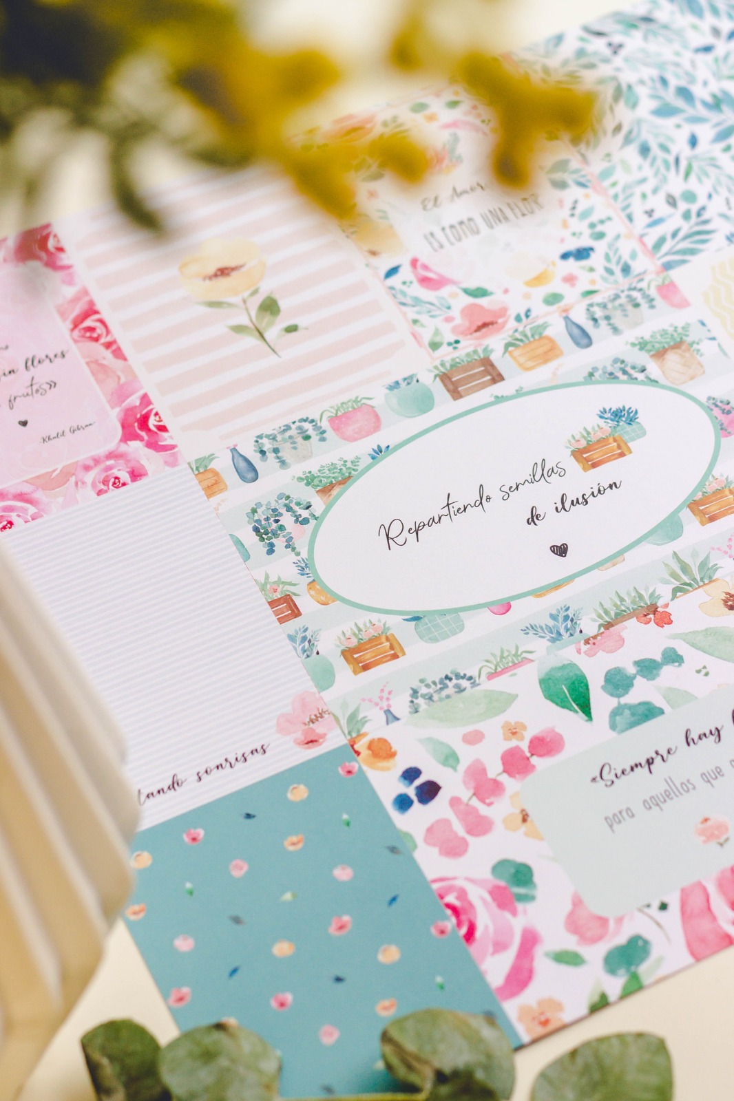 Folhas de papel decorativas com padrões florais e textos em português