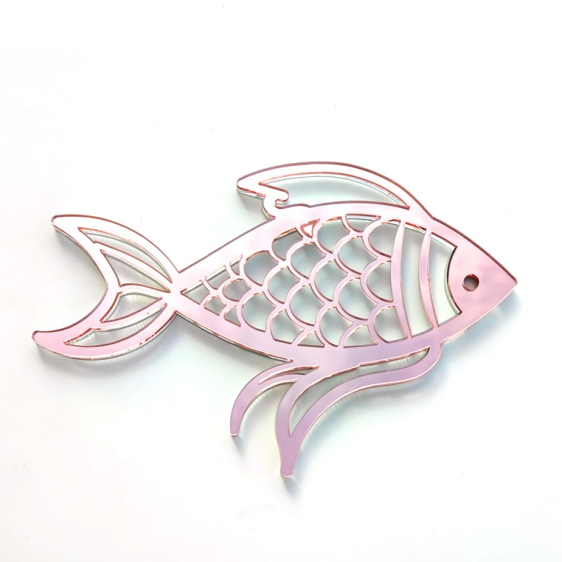 Prendedor de cabelo metálico rosa em forma de peixe com detalhes recortados