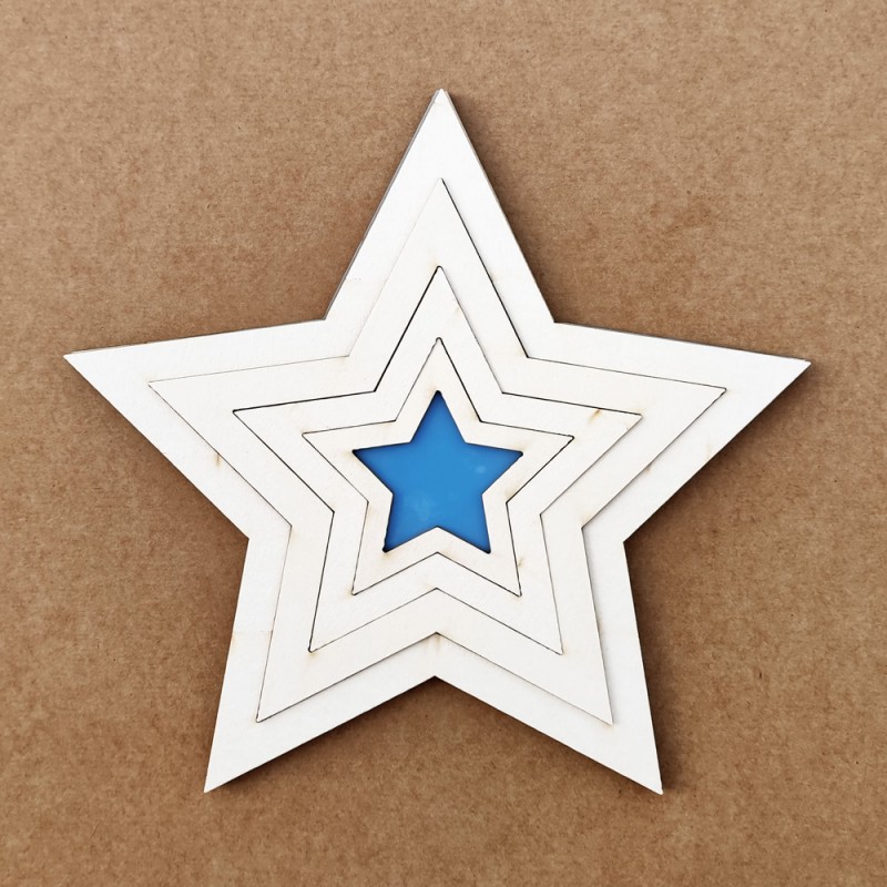 Estrela decorativa branca e azul em madeira com várias camadas sobre fundo castanho