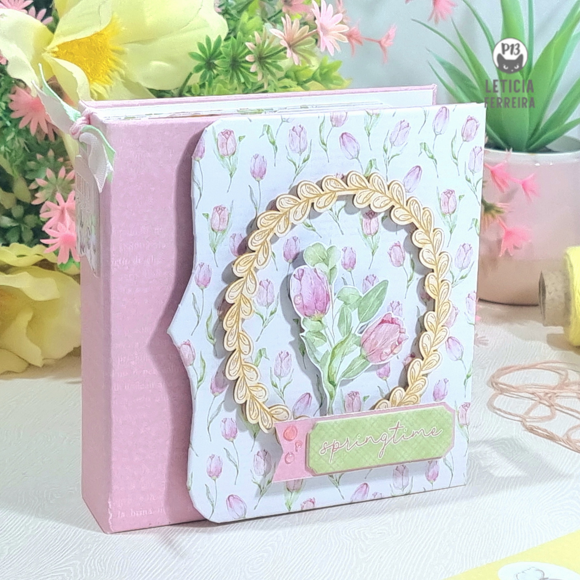 Livro ou caderno decorativo com padrão de tulipas em rosa e verde-água e detalhes dourados