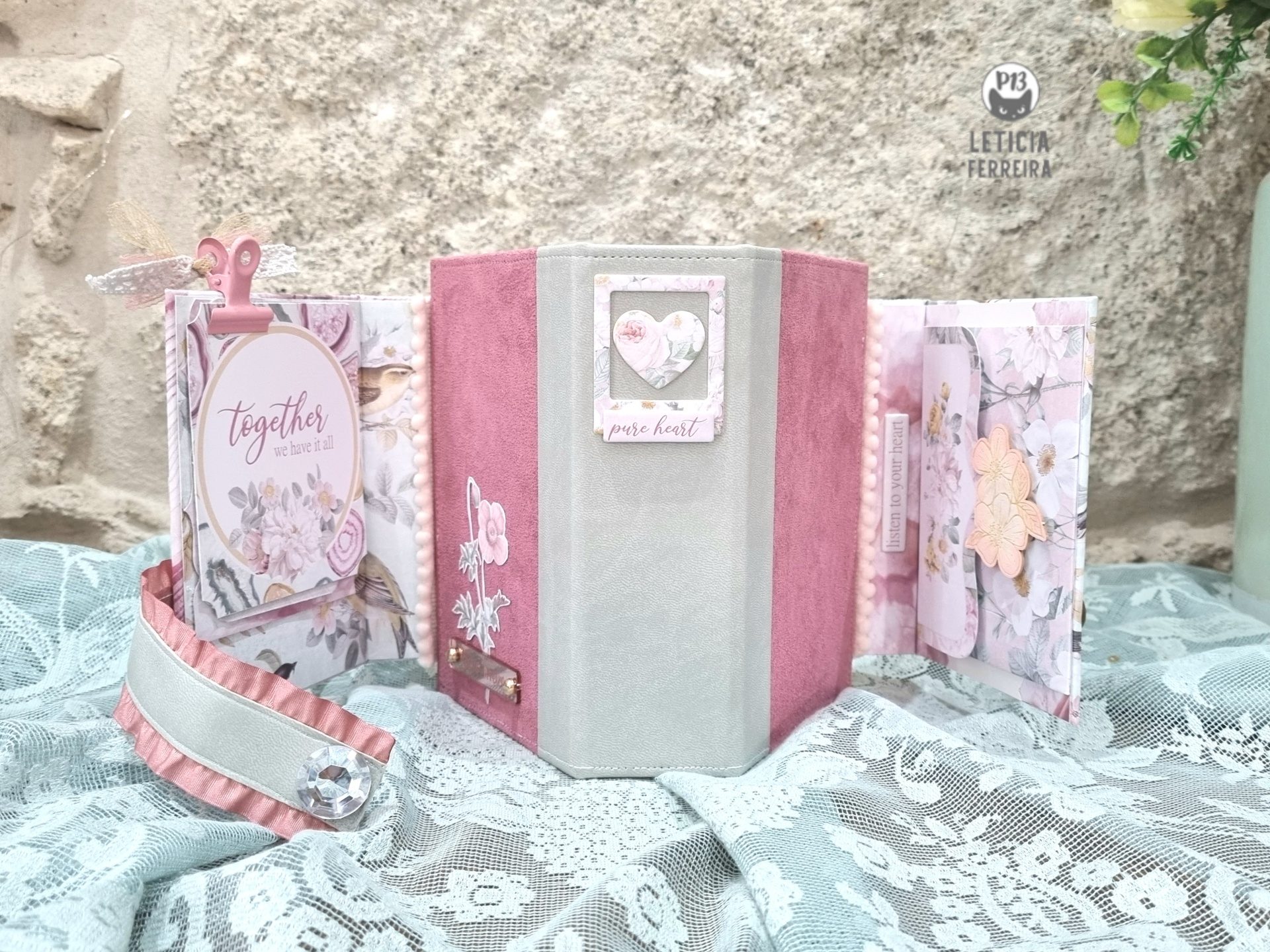 Conjunto de carteira e acessórios em tecido rosa e cinza com padrão floral sobre renda branca