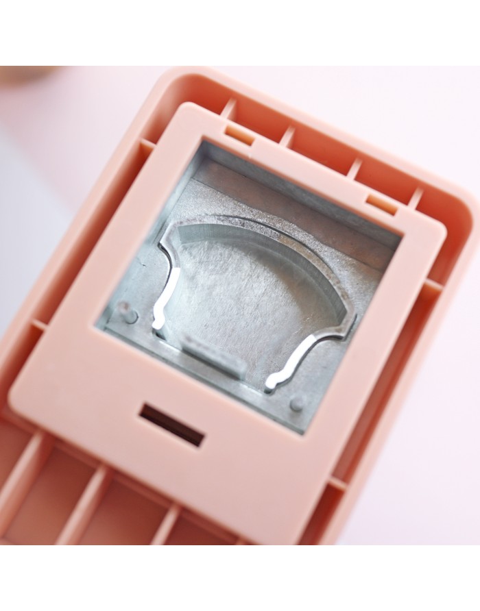 Produto plástico rosa com janela transparente e peça metálica interna