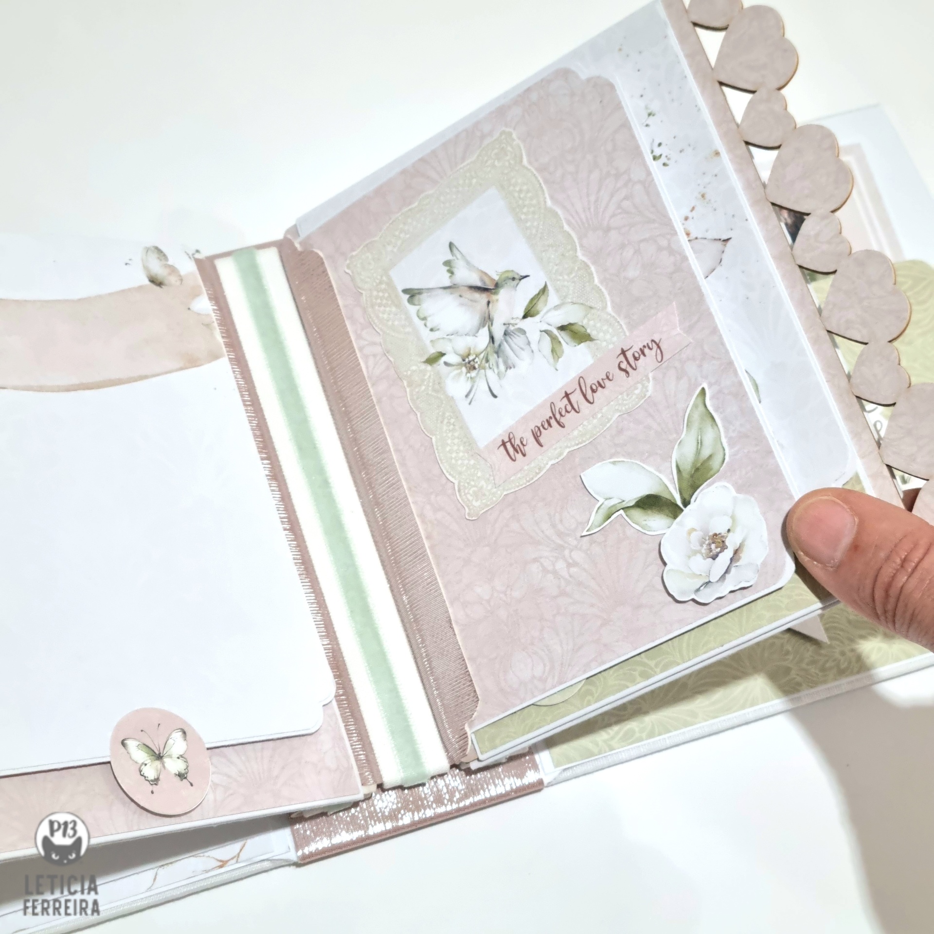 Álbum decorativo com flores, pássaros e texto 'the perfect love story'
