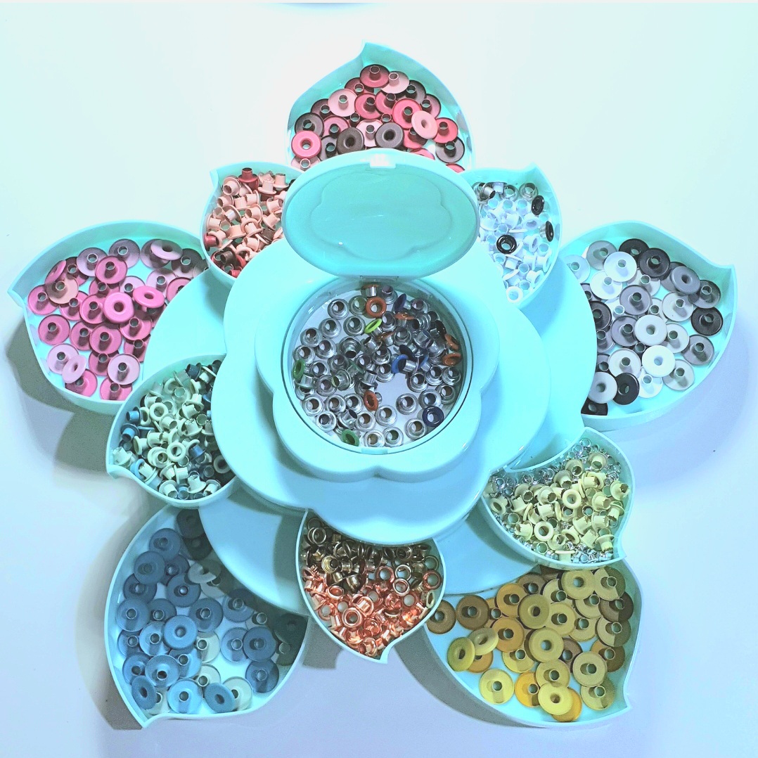 Pequenos discos coloridos em recipientes azuis formando uma flor