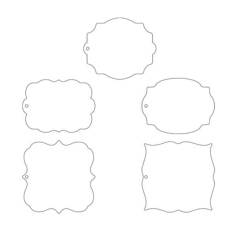 Cinco etiquetas brancas com diferentes formas decorativas e pequenos furos para pendurar