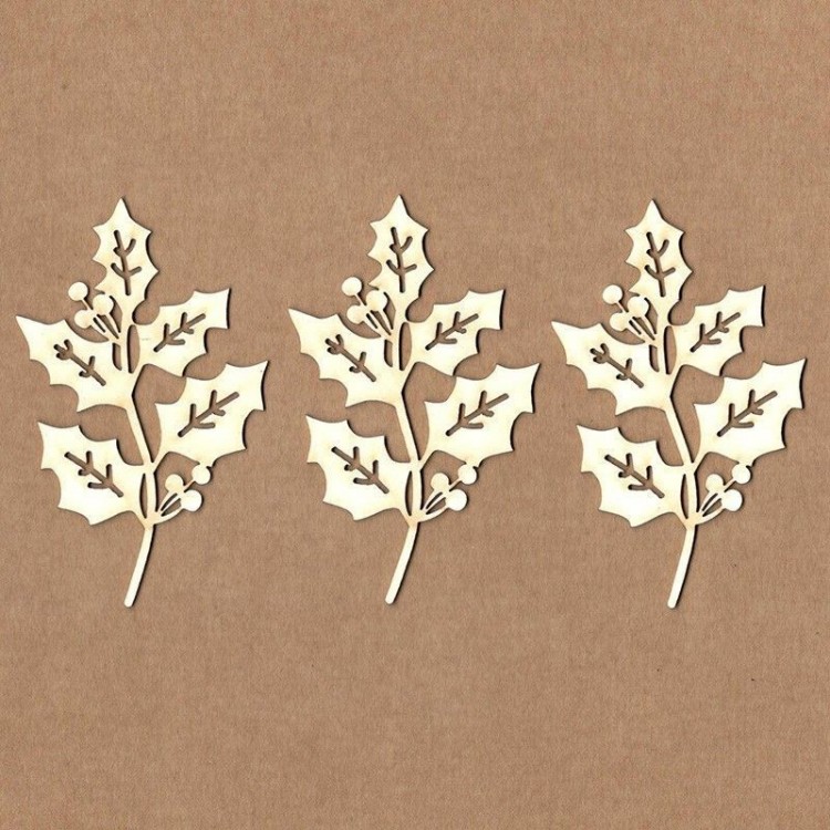 Ornamentos de madeira em forma de folhas de azevinho brancas sobre fundo castanho