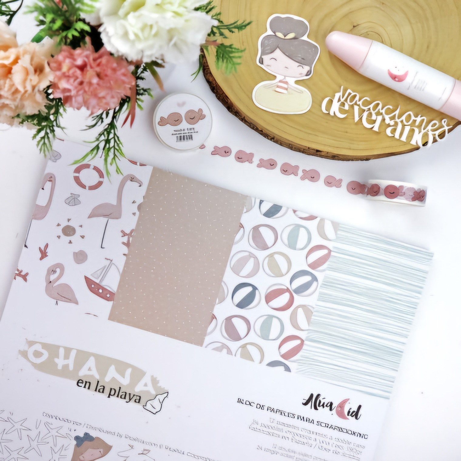 Papel para scrapbooking com padrões coloridos de flamingos, bolas e riscas, fita decorativa e flores