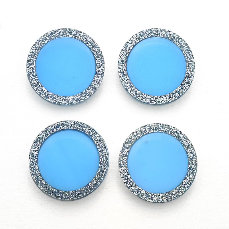 Quatro botões redondos azuis com bordas prateadas texturizadas sobre fundo branco