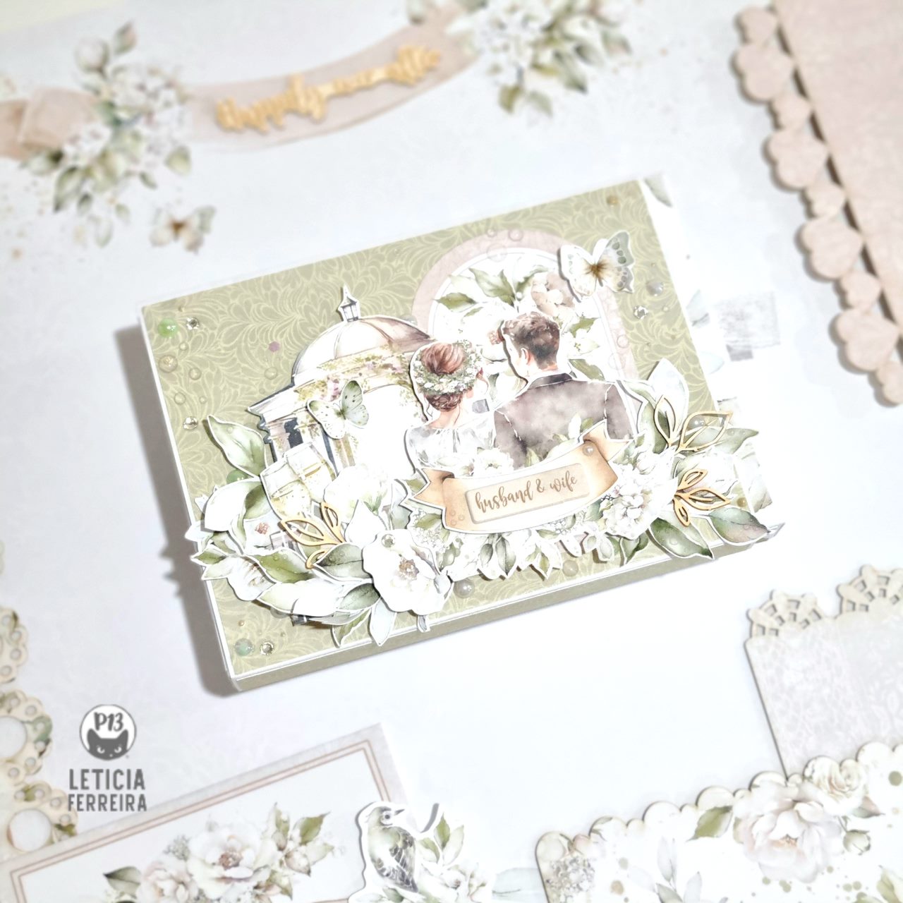 Caixa decorativa de papel com design vintage, ilustração de casal e flores