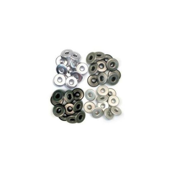 Vários ilhós metálicos redondos de diferentes cores sobre fundo branco