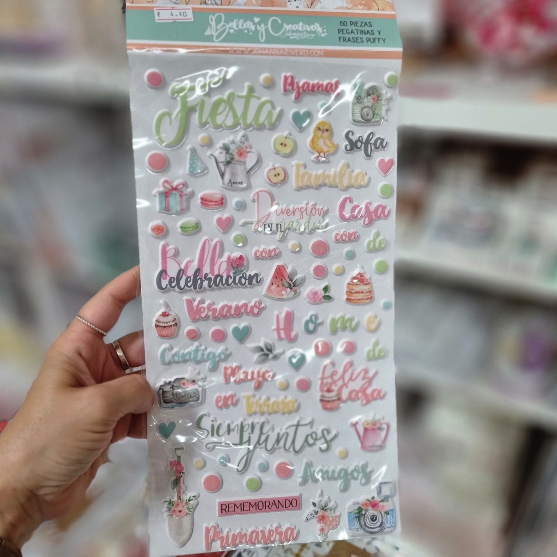 Folha de autocolantes coloridos com palavras e imagens variadas em espanhol