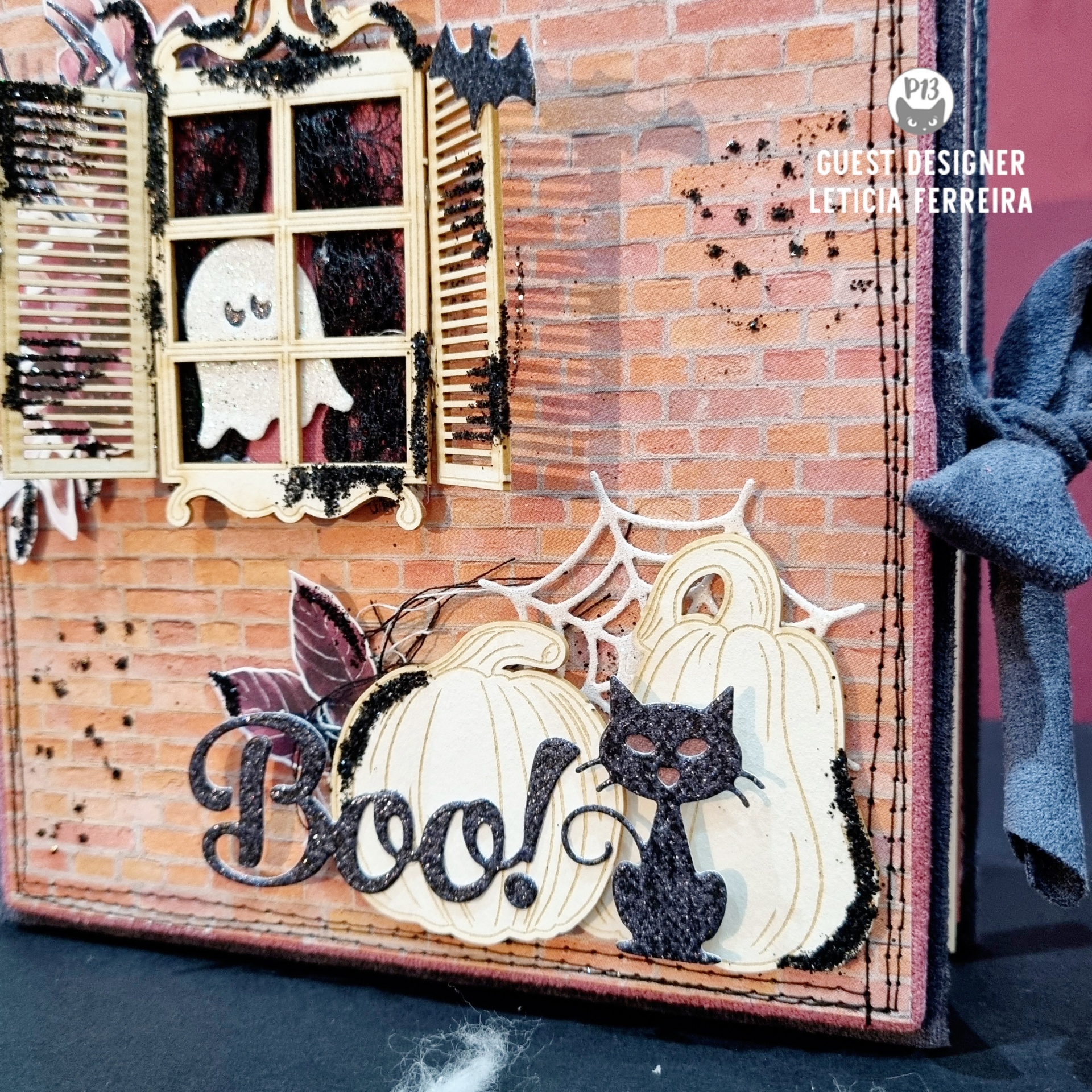 Caixa decorativa com janela, abóboras, gato preto e texto Boo!