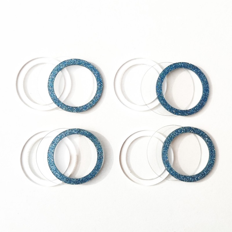 Oito braceletes, quatro azuis glitterados e quatro brancos translúcidos, organizados em pares