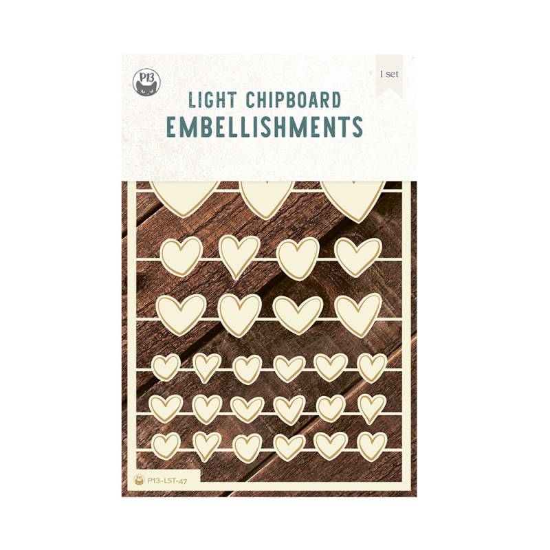 Embellishments em chipboard claro em forma de corações variados numa embalagem com fundo madeira escura