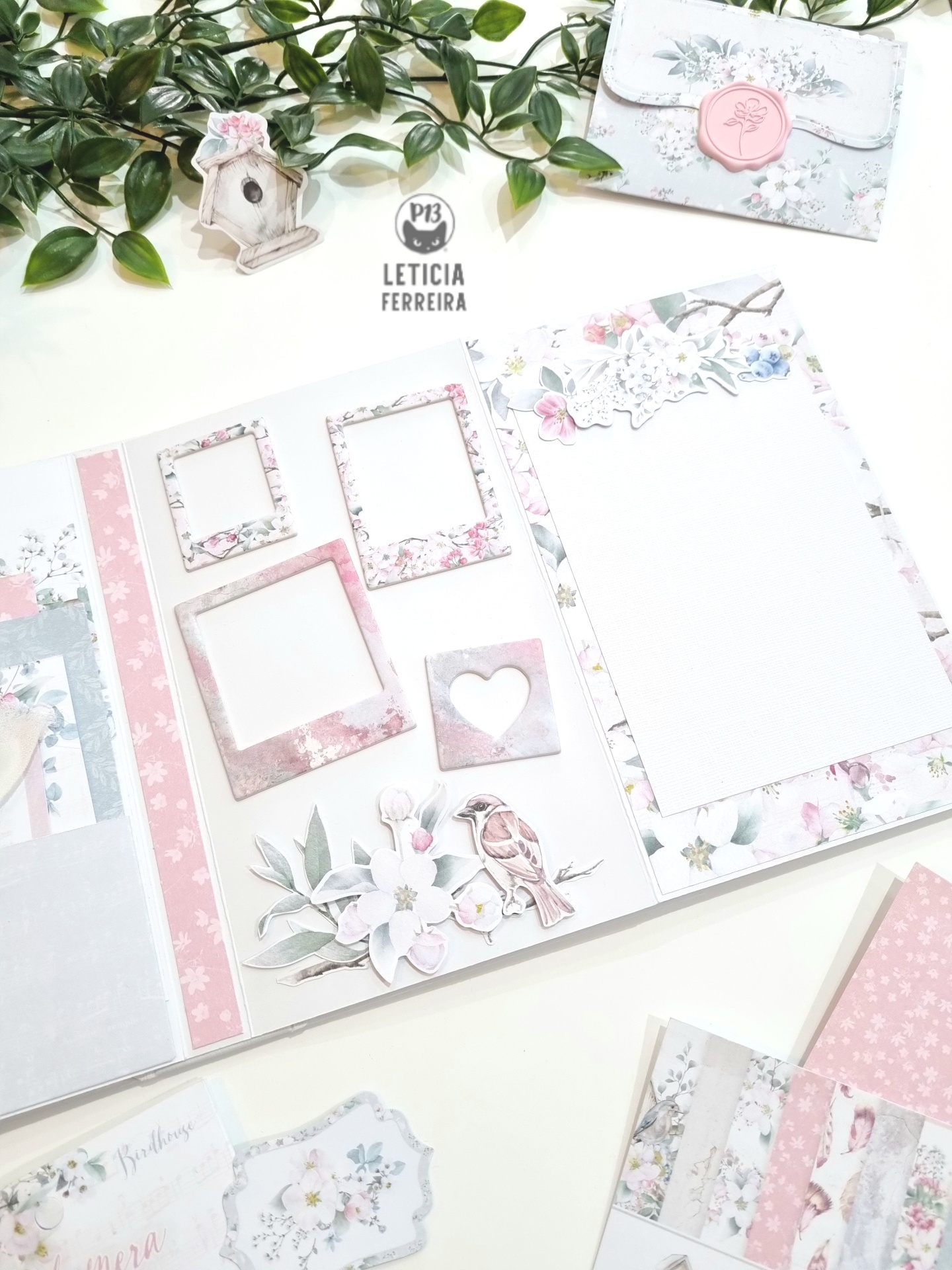 Papelaria decorativa para scrapbooking com flores e molduras em tons pastel