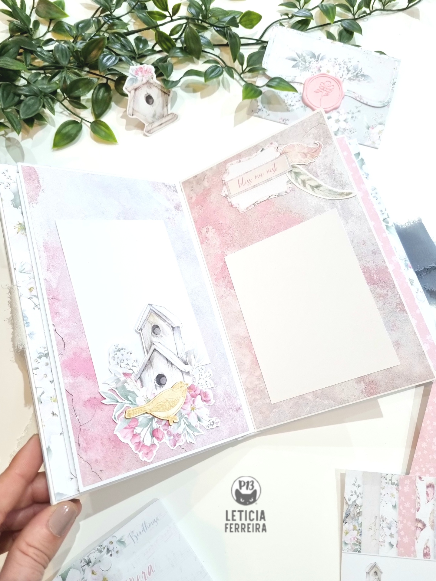 Livro de memórias decorado com temas de passarinhos e casas de pássaros em tons rosa e branco