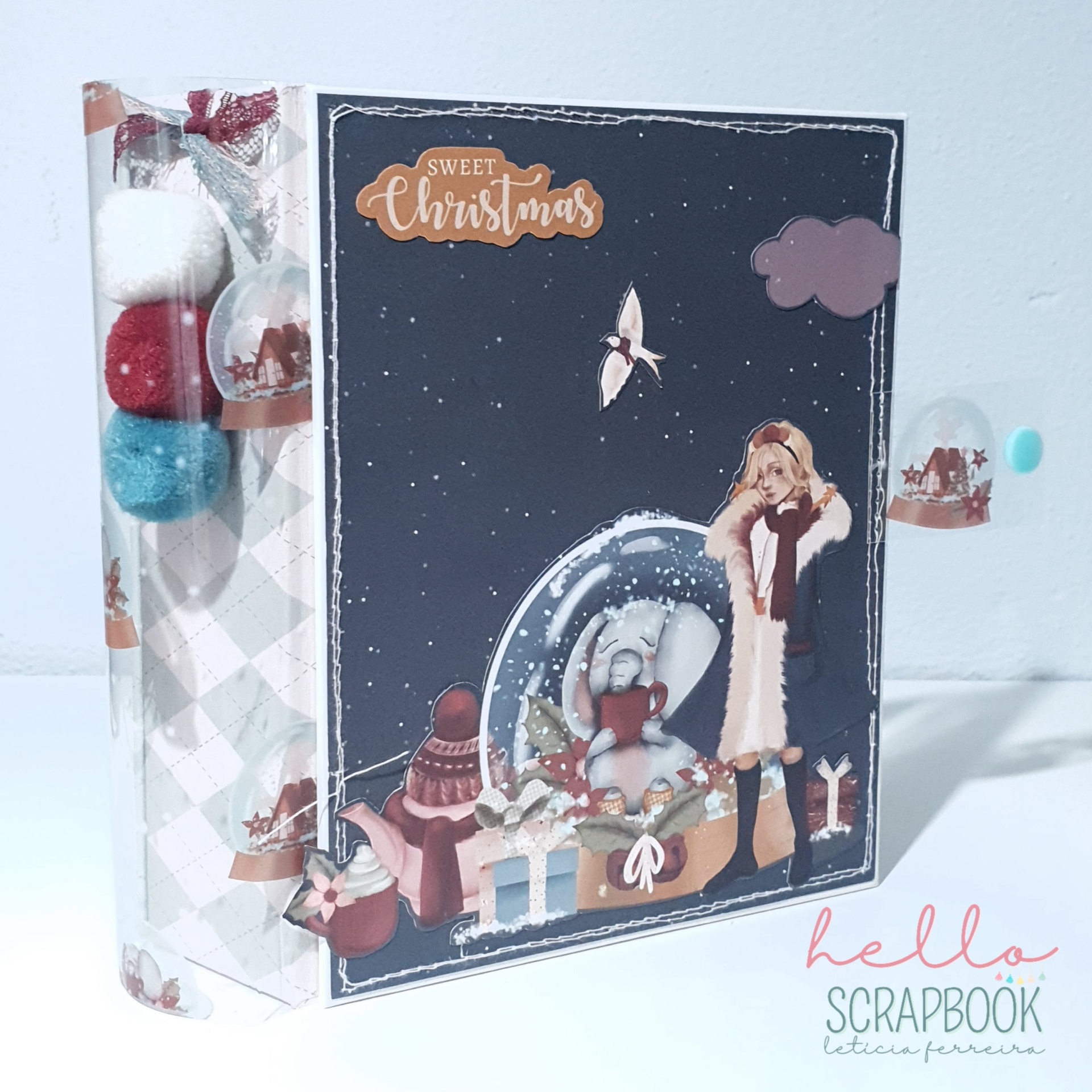Álbum de scrapbook de Natal com decoração e pompons coloridos