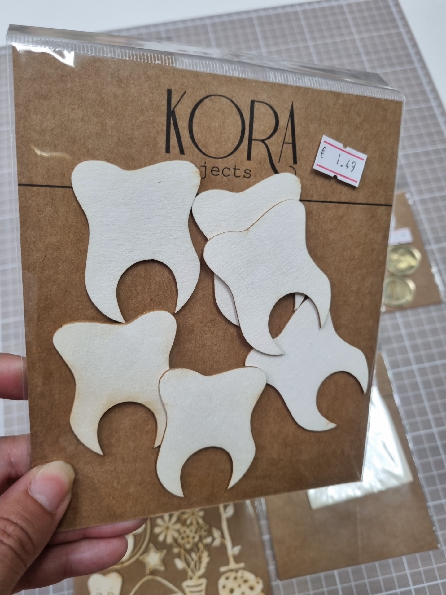 Peças decorativas em forma de dente embaladas com etiqueta de preço €1.49
