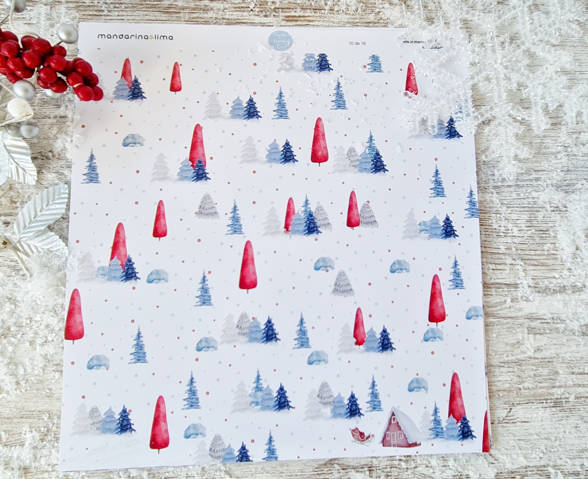 Guardanapo de papel com padrão de pinheiros vermelhos e azuis num cenário de inverno