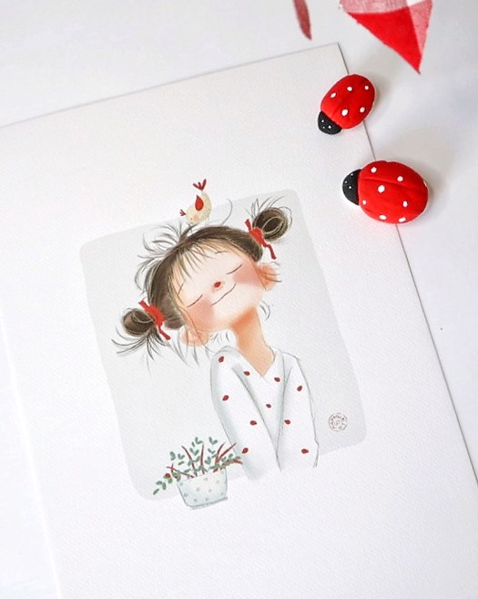 Cartão postal com ilustração de menina com laços vermelhos e pijama de bolinhas, com joaninhas decorativas ao lado.