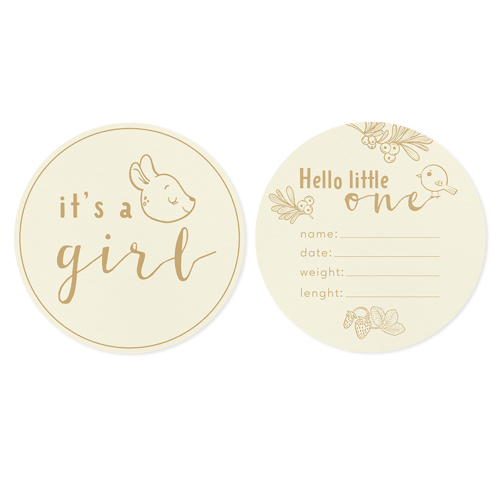 Dois cartões redondos creme com texto dourado; um diz 'it's a girl' com coelho, o outro 'Hello little one' com campos para nome, data, peso e comprimento