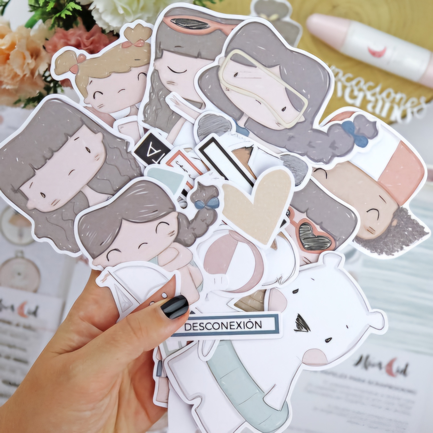 Figuras de papel recortadas com personagens de desenho animado e texto 'DESCONEXIÓN'