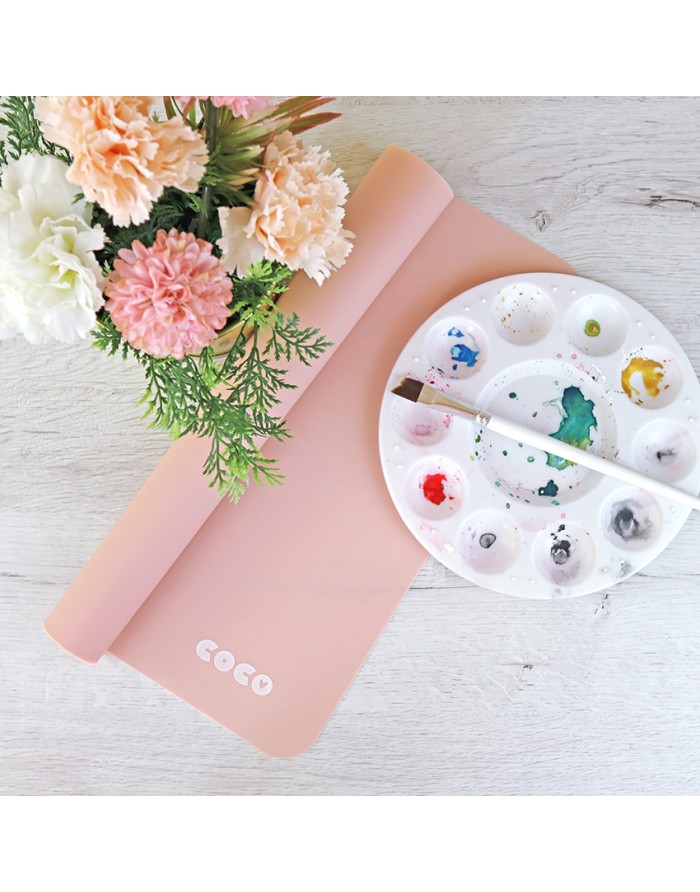 Tapete de silicone cor de rosa claro com paleta de pintura e arranjo floral
