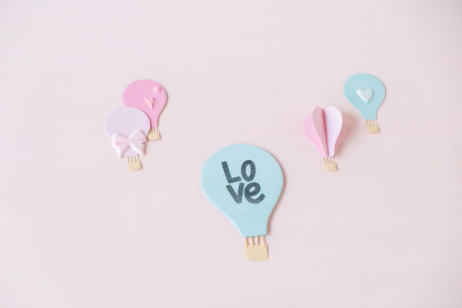 Adesivos de balões de ar quente em cores pastel sobre fundo branco