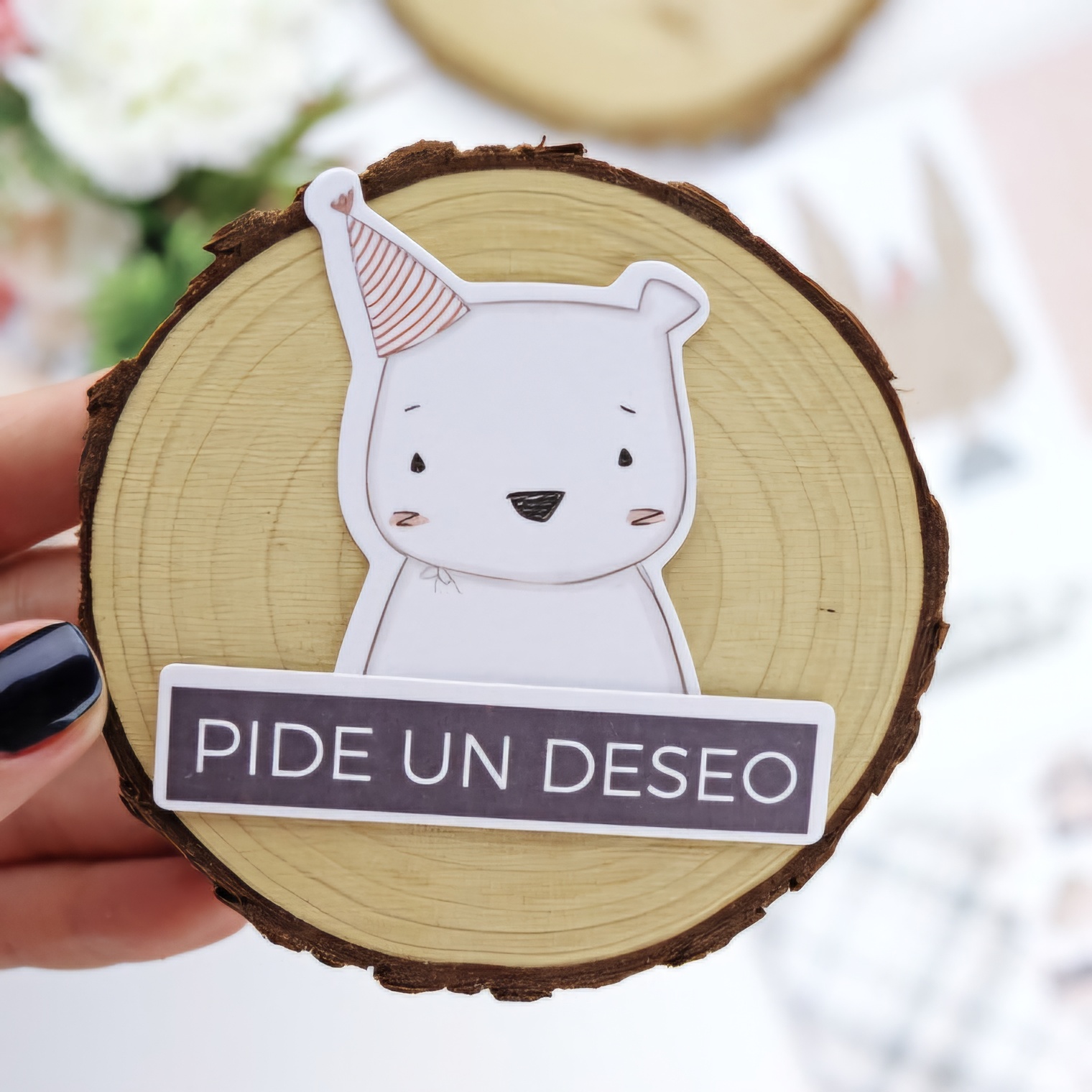 Disco de madeira com autocolante de urso branco e texto 'PIDE UN DESEO'