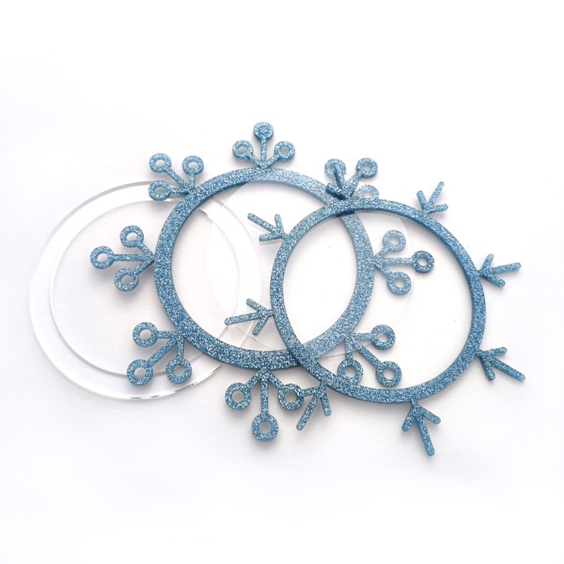 Três moldes redondos para artesanato em resina com formato de floco de neve azul glitter e transparente.