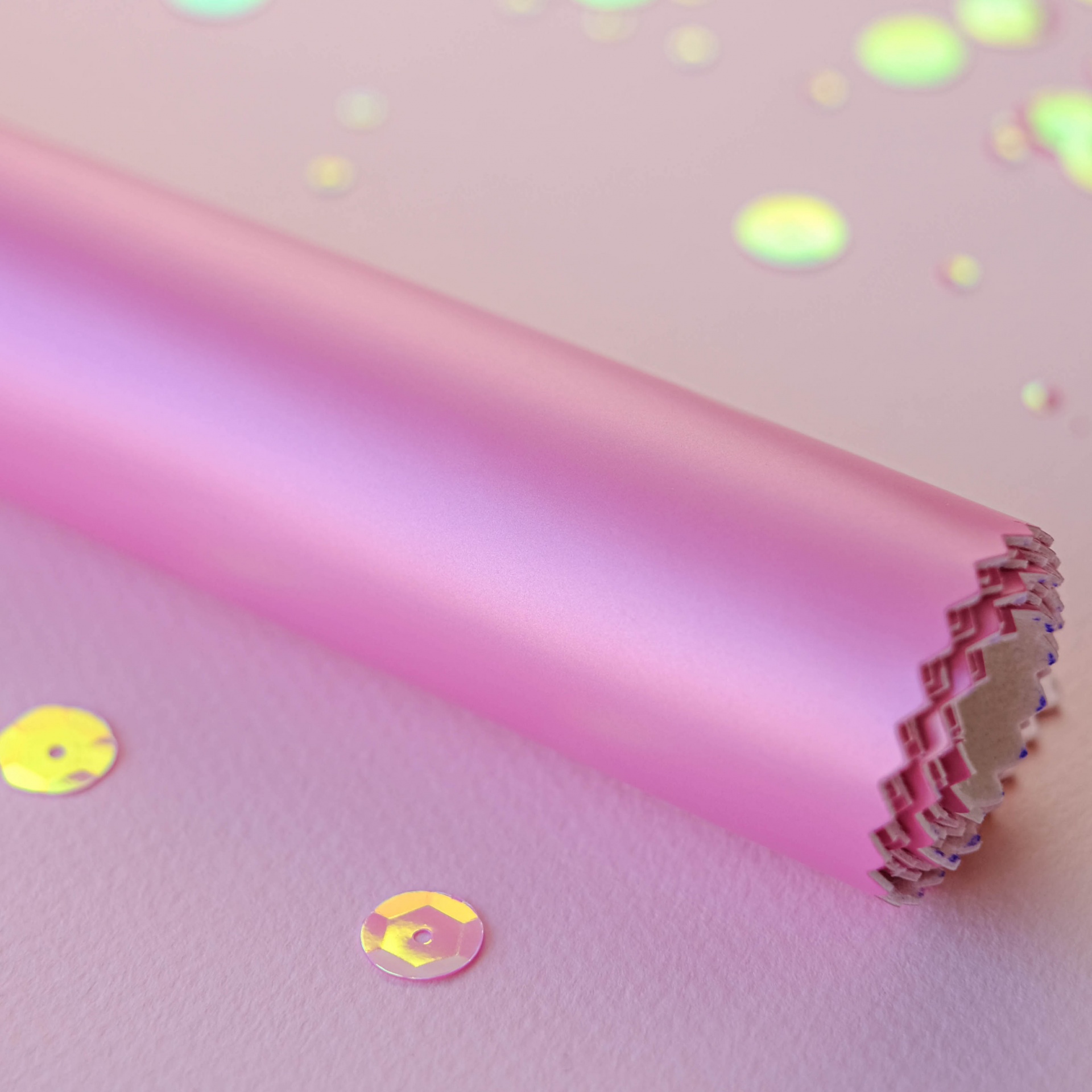 Rolo de papel de embrulho rosa acetinado com lantejoulas holográficas