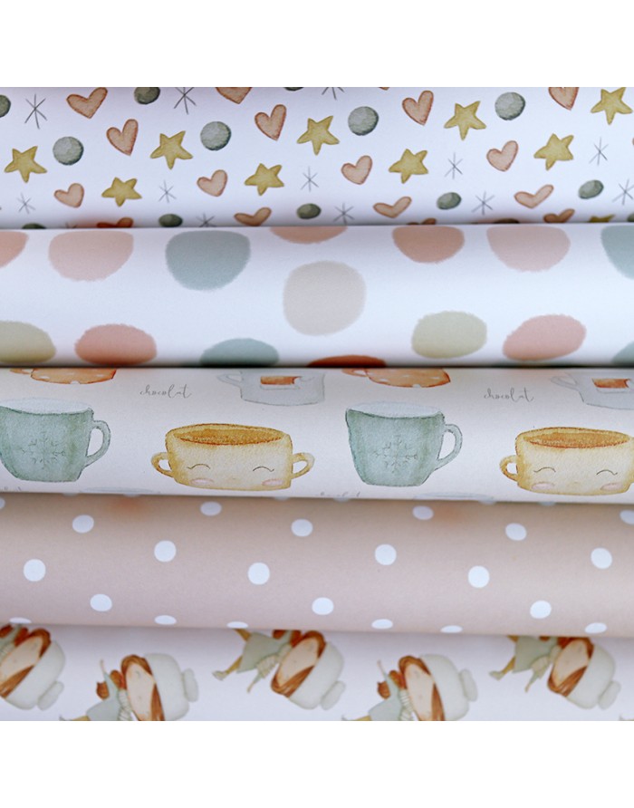 Tecido com padrões de corações, estrelas, bolas, chávenas e marshmallows dobrado em rolos
