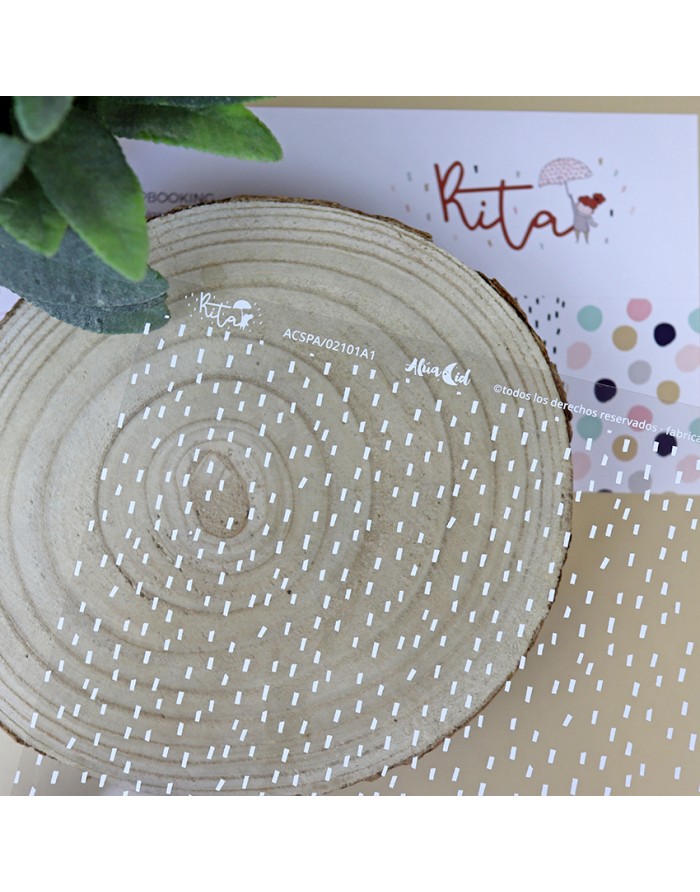 Prato raso de madeira com padrão de círculos concêntricos brancos e texto Kit, Miss Acid em ambiente decorativo