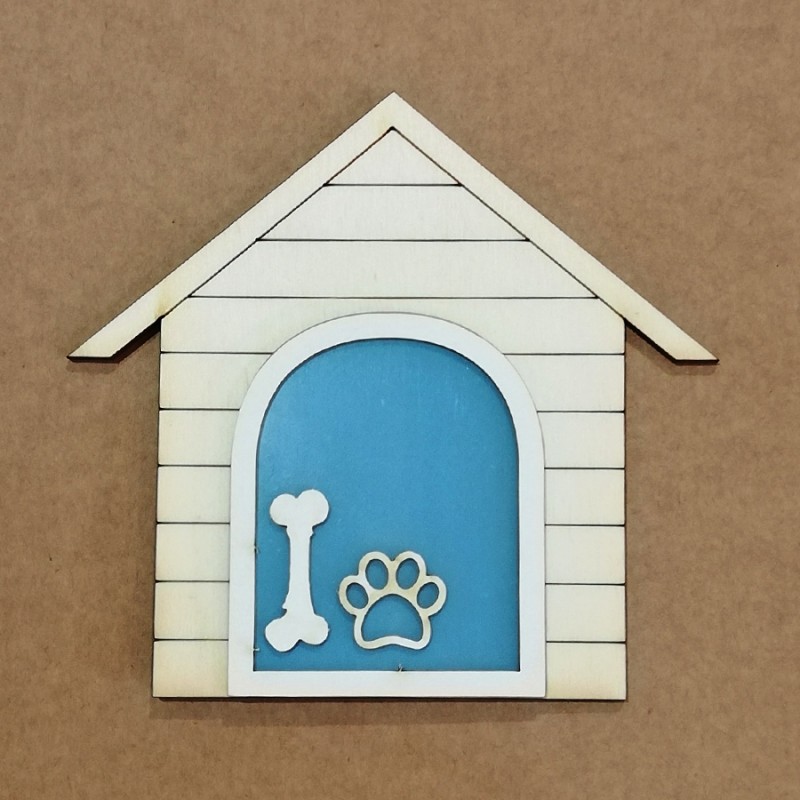 Decoração de madeira casota de cachorro com interior azul e recortes em forma de osso e pata.