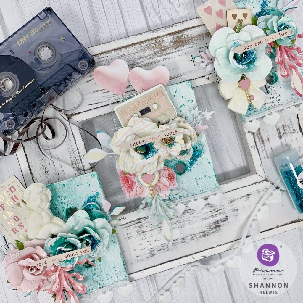 Quadros decorativos com flores artificiais, fitas, coração e cassetes em fundo de madeira branca