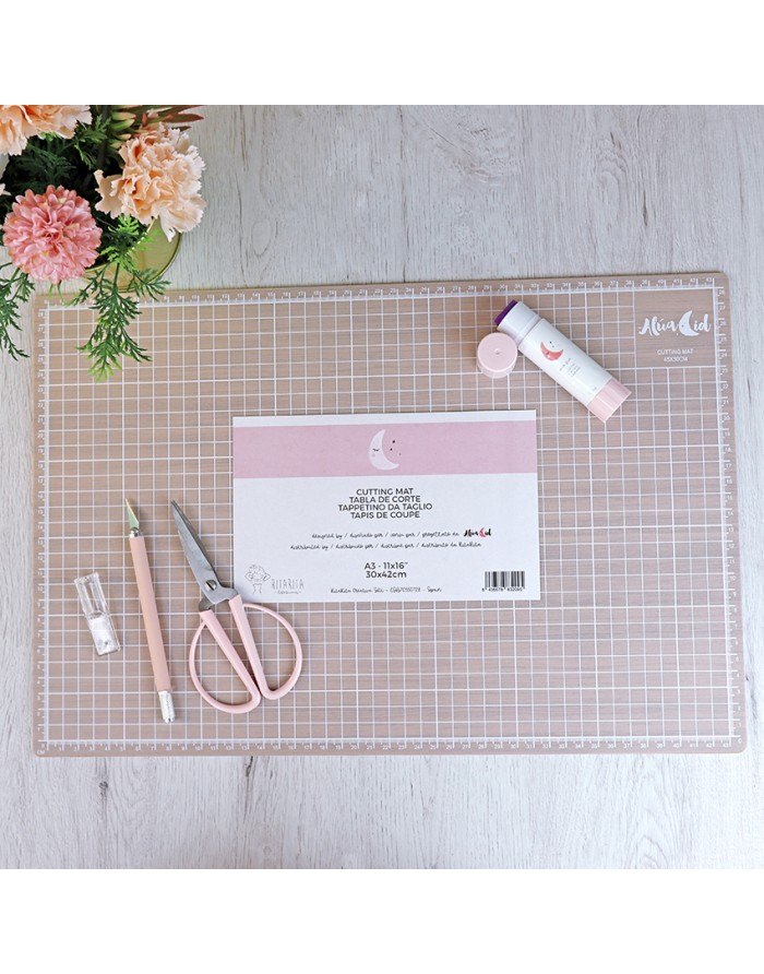 tapete de corte com ferramentas de costura e flores