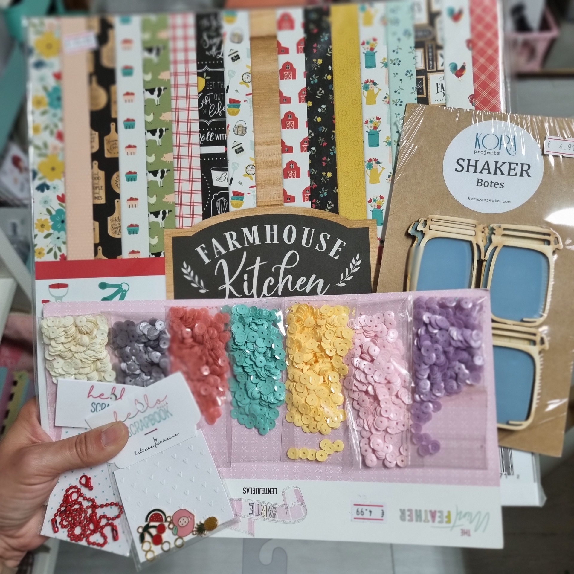 papel decorativo colorido com padrões variados e lantejoulas