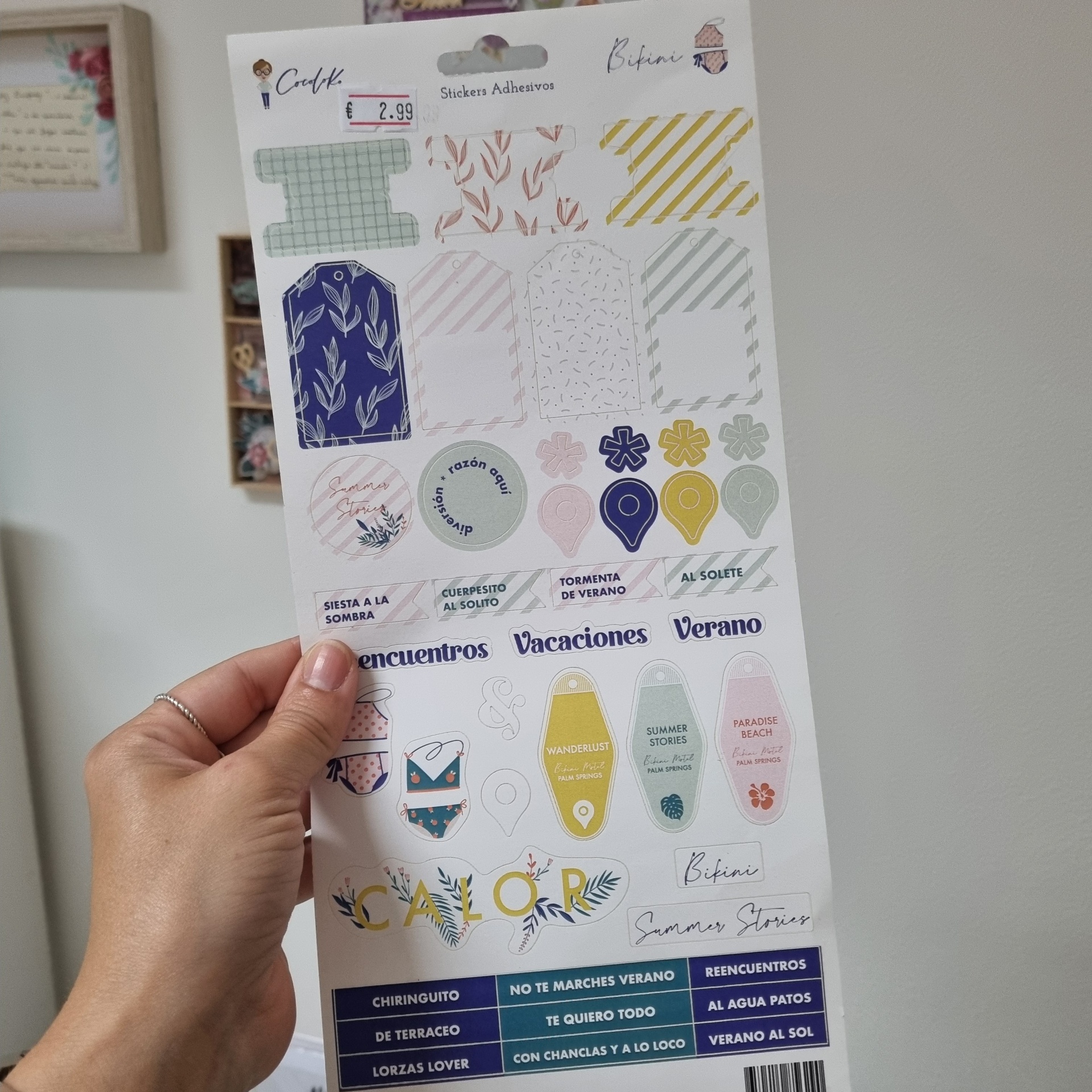 Folha de autocolantes coloridos com desenhos e texto em espanhol